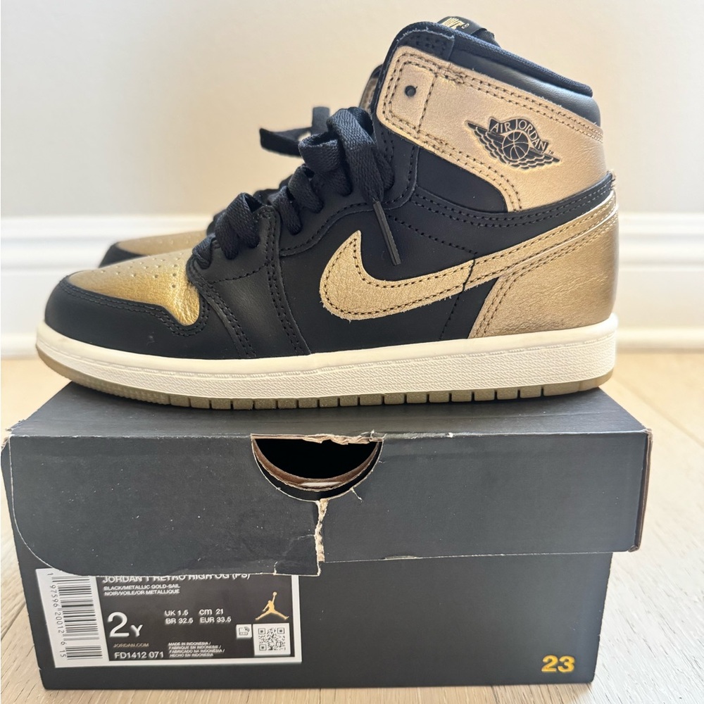 BRAND NEW NIKE KIDS Air Jordan retro 1 Mid Black and Gold 
Size 2Y.